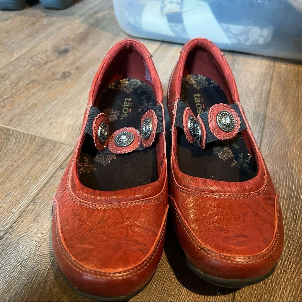 Women’s red Taos size 6 in great condition! Open to offers!